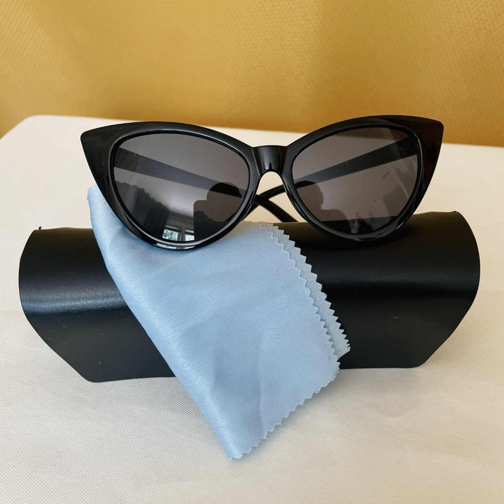 Black Cat Eye Sunglasses – Classic Retro Frames w/ Case & Cleaning Cloth